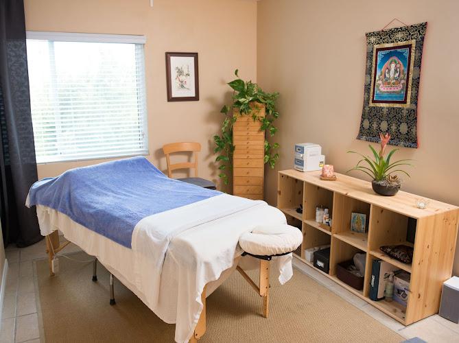 Absolute Acupuncture, Julie Wynne L.Ac. clinic