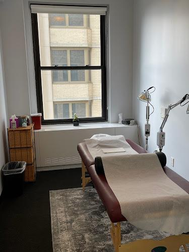 Lucy Liu Acupuncture clinic
