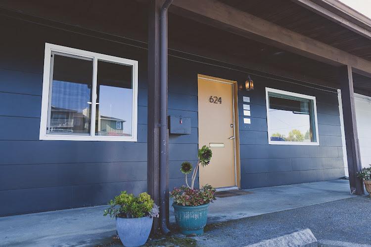 Lee Lewis, LAc - Santa Cruz Acupuncturist and Classical Herbalist clinic